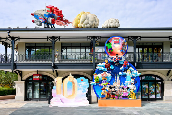 迪士尼经典角色齐聚城堡浮雕墙，吸引游客参观打卡
