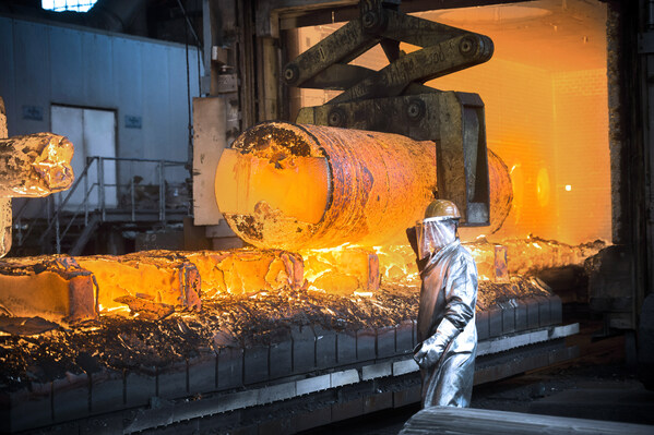 A forged tool steel block is removed from the heat treatment furnace at Schmiedewerke Gröditz, Germany. Together with Kind & Co. and Buderus Edelstahl, the company will present its complementary expertise for high-pressure die casting applications at Die Casting China 2026 as part of GMH Gruppe's Open-Die Forging Group.