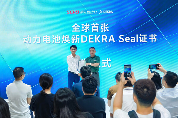 左一为欣旺达质量体系测试副总监蔡焕杰,右一为DEKRA德凯集团亚太区高级副总裁、中国大陆及香港董事总经理吴航军 左一为欣旺达质量体系测试副总监蔡焕杰,右一为DEKRA德凯集团亚太区高级副总裁、中国大陆及香港董事总经理吴航军