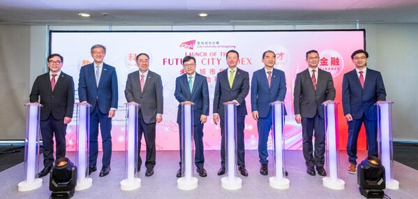 城大首次发布“未来城市指数2025”。香港特区政府劳工及福利局局长孙玉菡先生（左四）、城大校董会主席魏明德教授（右四）、城大署理校长李振声教授（左三）、引进重点企业办公室主任任景信先生（左二）、立法会议员梁子颖先生（右二），联同城大高级副校长（创新及企业）杨梦苏教授（右三）、协理副校长（创新）兼城大创新学院院长谢智刚教授（左一）、城大创新学院“全球人才流动数据中心”总监王小辉教授（右一）主持启动仪式。