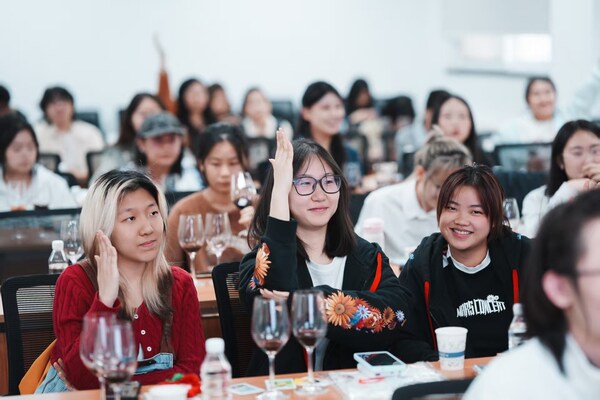 葡萄酒大师班品鉴课程师生积极互动