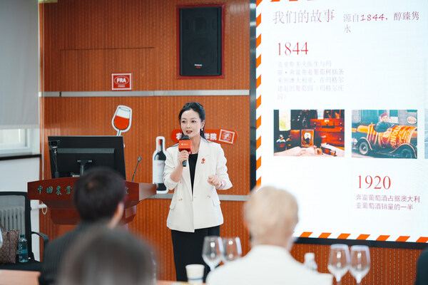 葡萄酒大师班品鉴课程师生积极互动
