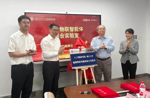 双方领导共同为联合实验室揭牌 双方领导共同为联合实验室揭牌