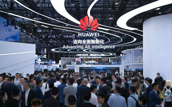 2026 MWC 上海华为N1展区