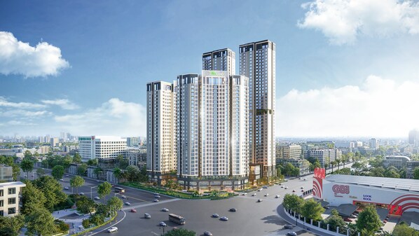 Green Skyline 坐拥延伸段范文同大道沿线罕见的三面临路区位，可便捷直连各大工业园区、高科技园区、城市核心区域以及活力十足的胡志明市中心。