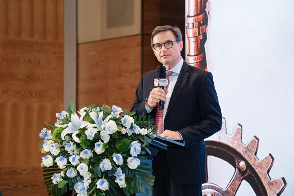 TÜV南德Mr. Dirk von Wahl发表欢迎致辞