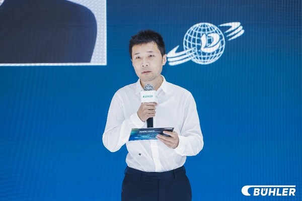 多利科技副总经理曹武出席现场第10套布勒大型一体化压铸岛交付仪式,并宣布再次追加两套Carat 920大型一体化压铸岛 多利科技副总经理曹武出席现场第10套布勒大型一体化压铸岛交付仪式,并宣布再次追加两套Carat 920大型一体化压铸岛