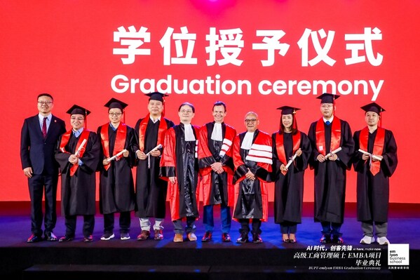 毕业校友与学校教授合影