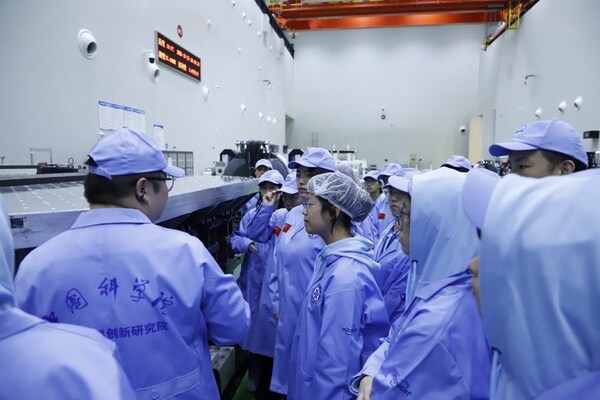 往期科技女生参观中国科学院微小卫星创新研究院。 往期科技女生参观中国科学院微小卫星创新研究院。