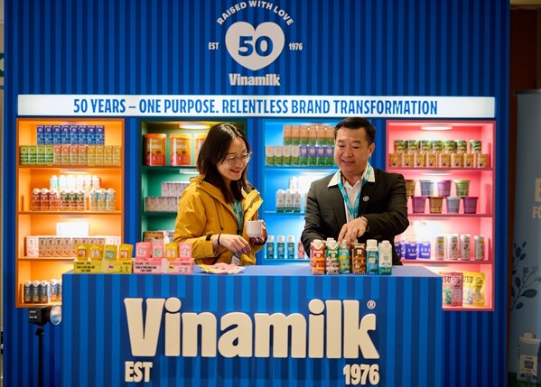 与会嘉宾在2026年全球乳业大会期间参观Vinamilk展台，了解其最新营养创新产品。