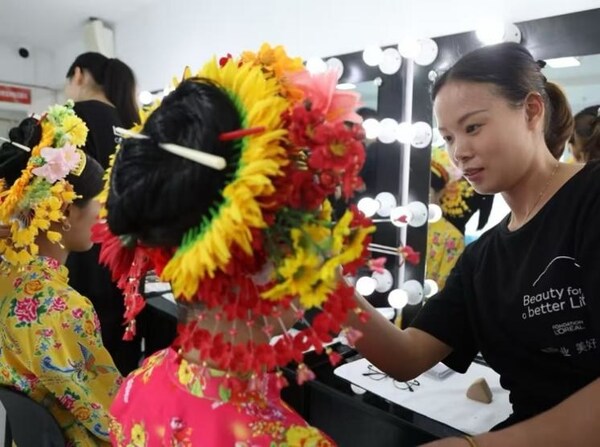 2025年欧莱雅“美丽事业,美好人生”美妆公益培训项目结业仪式后台,学员为模特打造精致簪花妆造。 2025年欧莱雅“美丽事业,美好人生”美妆公益培训项目结业仪式后台,学员为模特打造精致簪花妆造。