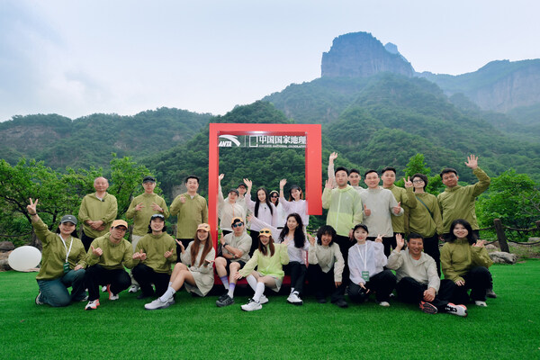 安踏城野客在南太行落地红框户外地标合影