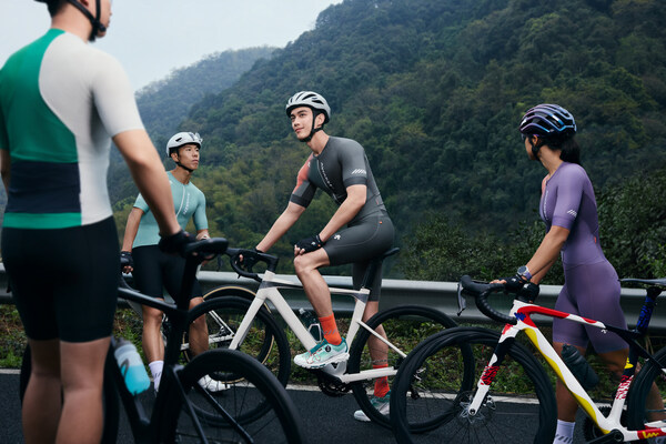 迪桑特品牌代言人吴磊、迪桑特品牌铁三大使李鹏程（巴斯）、迪桑特签约运动员李思、迪桑特行动家于闯共同演绎《同频至上》迪桑特骑行主题短片