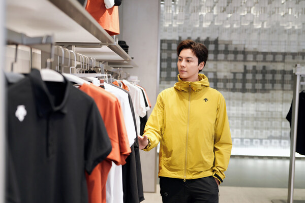 迪桑特品牌代言人陈伟霆先生探索西安赛格国际购物中心「明日世界」旗舰店