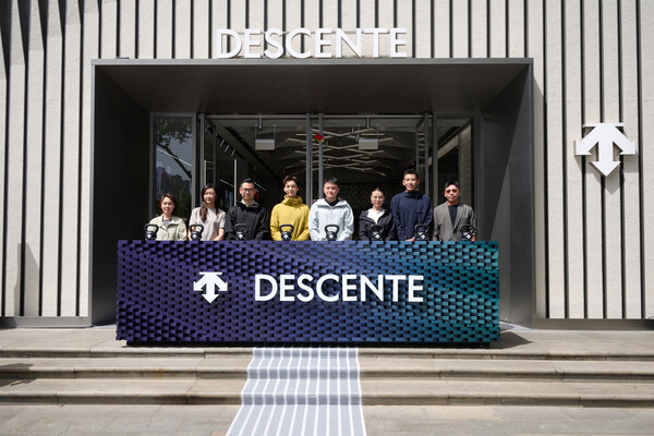 （从左至右）迪桑特（中国）有限公司零售事业部华东区总经理曹琳女士、品牌市场副总裁费菲女士、总裁乐俊先生、迪桑特品牌代言人陈伟霆先生、迪桑特（中国）有限公司董事长丁少翔先生、西安赛格集团执行总裁张素丽女士、迪桑特品牌铁三大使苗浩先生、迪桑特（中国）有限公司销售管理高级总监刘楠先生