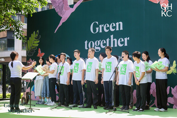 启幕仪式的开场表演，特别邀请到“星星的孩子”携手小芭笨笨动物合唱团登台献唱