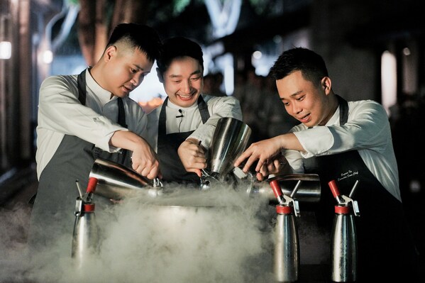 从左至右：中餐行政副总厨——茶苑主理人吕刚、甜品主厨贾鹏及西餐行政副总厨许茂柏