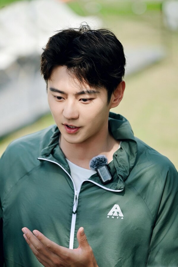 宁泽涛身着安踏轻壳分享大众户外装备建议