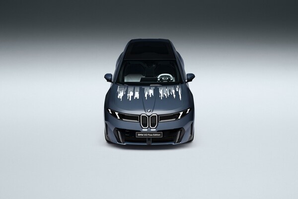 BMW于2026北京车展正式公开亮相搭载E Ink Prism™ 技术的 BMW iX3 Flow Edition，成为全球首款导入E Ink Prism™并迈向量产阶的车款。