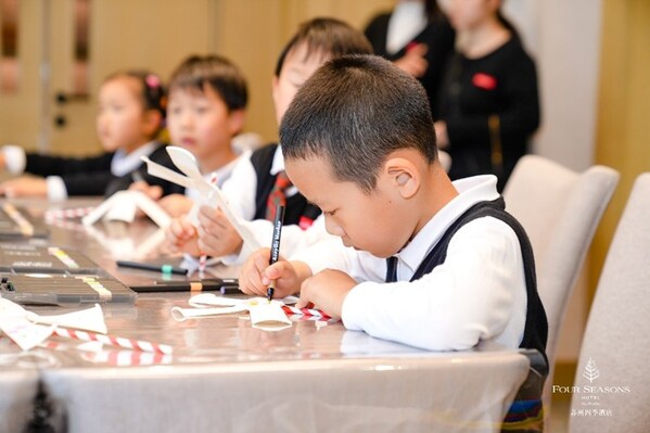 孩子们参与环保主题创作