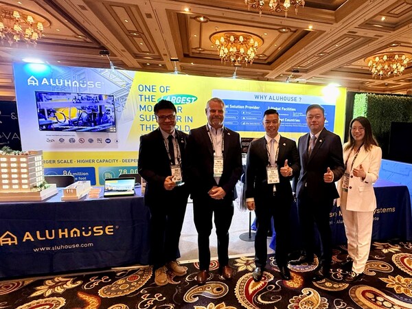 铝遊家（ALUHOUSE）团队携北美多户住宅模块化建筑解决方案亮相全球模块化建筑展，居中为铝遊家创始人兼董事长Eric Kwong