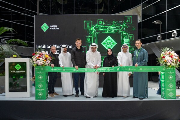 英矽智能团队与合作伙伴共同参与剪彩