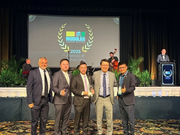 铝遊家创始人兼董事长Eric Kwong(左三)携团队接受MBI 模块化建筑研究所主席 Stephan Shang（右二）颁奖