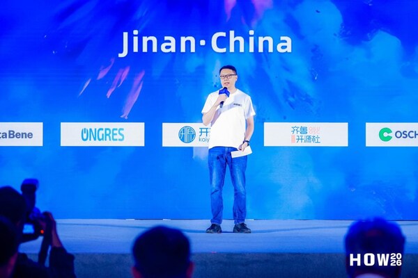 前 PostgreSQL 分会会长及中文社区主席、IvorySQL 专家顾问委员、「Dataer 数人」公众号主理人萧少聪主持大会