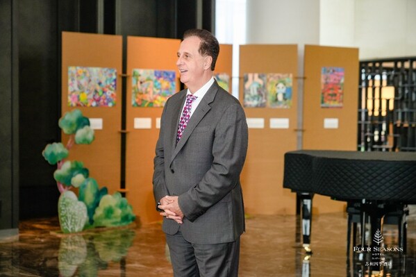 酒店总经理麦伯翰先生开场讲话