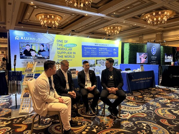 铝遊家创始人兼董事长Eric Kwong（右二）及项目团队接受澳洲房地产行业资深企业家L. Janusz Hooker（右一）采访