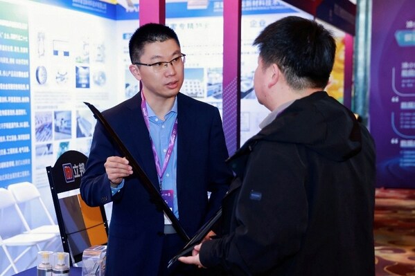 邬扬捷（左一）于现场立邦展台展示讲解雷克萨斯LM500h A柱IMC量产件