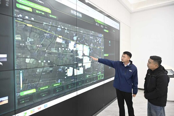 在先正达集团中国旗下中化农业东台MAP技术服务中心，农艺师通过智慧农业系统查看、分析示范田小麦生长情况。