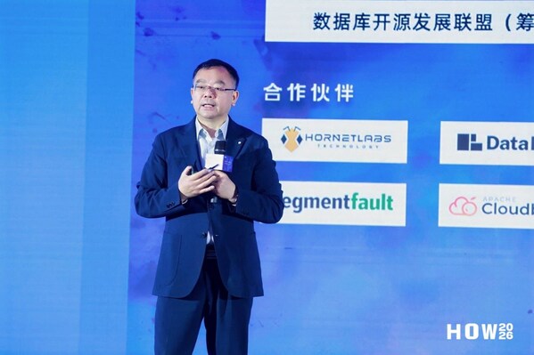 中国计算机学会(CCF)会士、常务理事、数据库专委主任周傲英作主旨报告