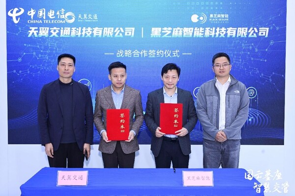 天翼交通常务副总经理赵建军（左一）、黑芝麻智能副总裁高伟（右一）见证签约
天翼交通产品研发中心硬件团队总经理纪宏岩（左二）、黑芝麻智能泛AI系统部负责人周建勇（右二）现场签约