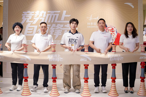 安踏成都春熙路ARENA竞技场店开业剪彩,左起:魏心田馆长、苏其林董事长、奥运冠军林孝埈、王建川总经理、 付丽总经理 安踏成都春熙路ARENA竞技场店开业剪彩,左起:魏心田馆长、苏其林董事长、奥运冠军林孝埈、王建川总经理、 付丽总经理
