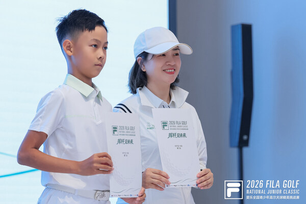 FILA KIDS总经理游慧敏与签约球员王乾洲合影 FILA KIDS总经理游慧敏与签约球员王乾洲合影