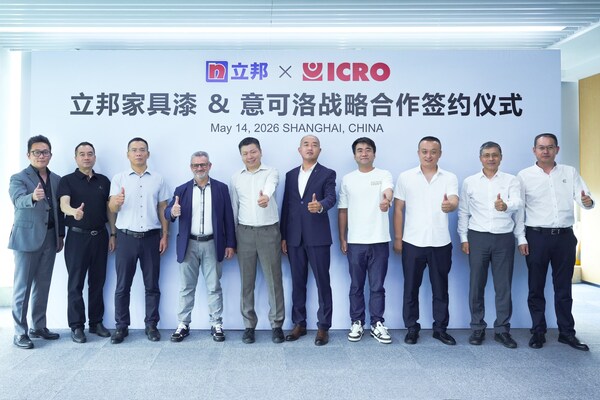 立邦团队、意可洛团队与首批授牌核心经销商代表合影留念