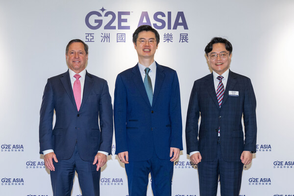 金沙中国有限公司行政总裁兼执行董事郑君诺（中）周二于“2026 亚洲国际娱乐展”主旨演讲后与活动主办方代表合照。 (PRNewsfoto/)