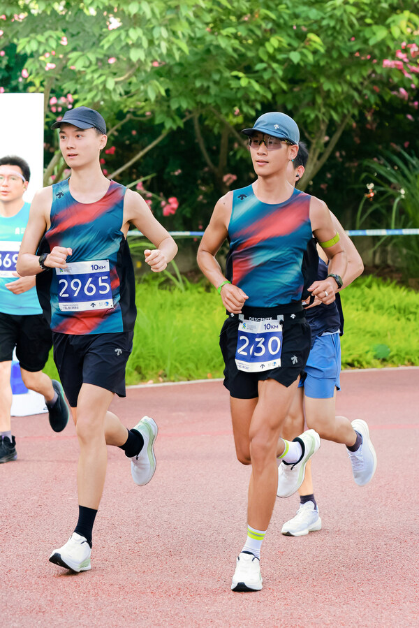 众多跑者身着迪桑特跑步装备亮相赛事现场