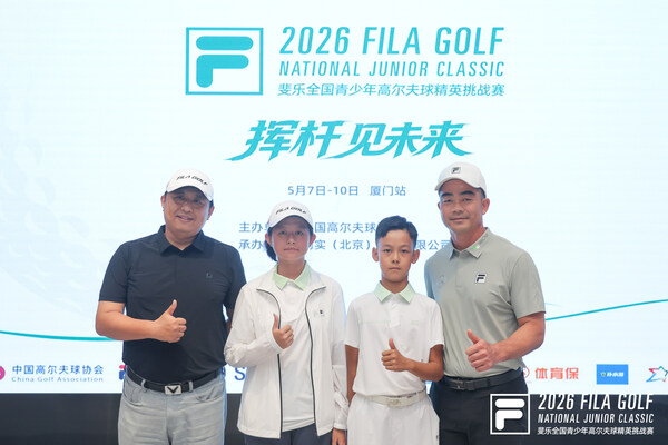 梁文冲与王乾洲、倪若涵、杨明源父亲交流 梁文冲与王乾洲、倪若涵、杨明源父亲交流
