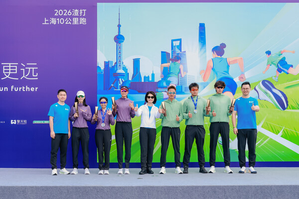 迪桑特（中国）有限公司总裁乐俊先生为赛事优胜者颁奖