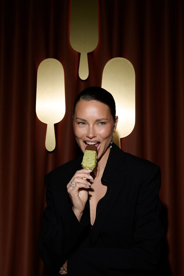 Adriana Lima参加House of Magnum ® VIP派对,由Taste Architect Law Roach和House of Magnum ® Muse , Heidi Klum邀请,与来自新Magnum ® Signature系列的La Pistache合影 Adriana Lima参加House of Magnum ® VIP派对,由Taste Architect Law Roach和House of Magnum ® Muse , Heidi Klum邀请,与来自新Magnum ® Signature系列的La Pistache合影