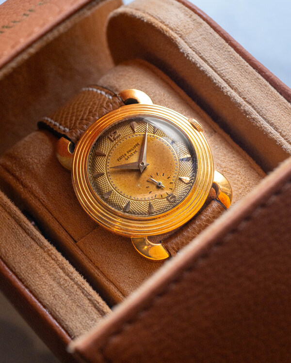 第23号拍品——百达翡丽Ref. 2549/1J - 1954年款百达翡丽Ref. 2549/1J Turtle Lugs，18K黄金材质，饰有银色玑镂热带表盘，现存已知仅八枚