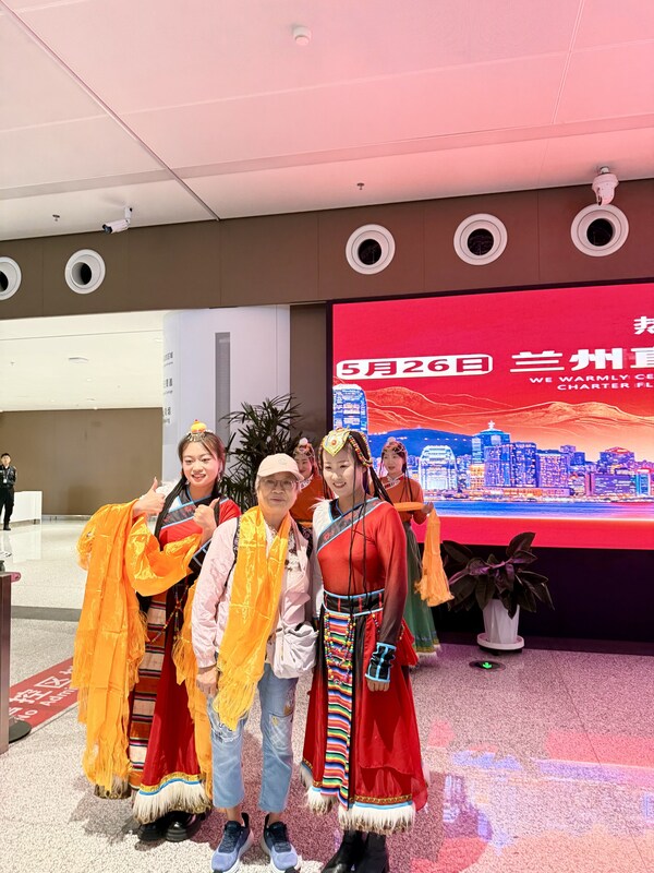 航班 HX2507 于晚上 6 时 36 分抵达兰州,乘客到埗留影纪念 航班 HX2507 于晚上 6 时 36 分抵达兰州,乘客到埗留影纪念