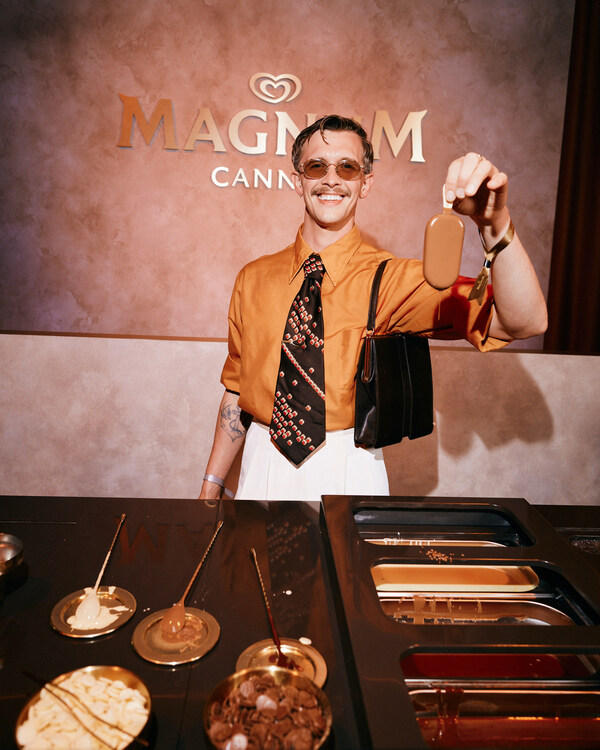 斯蒂芬•利比( Stephen Libby )在戛纳庆祝House of Magnum ®推出后的VIP派对上制作了自己的Magnum ® 斯蒂芬•利比( Stephen Libby )在戛纳庆祝House of Magnum ®推出后的VIP派对上制作了自己的Magnum ®