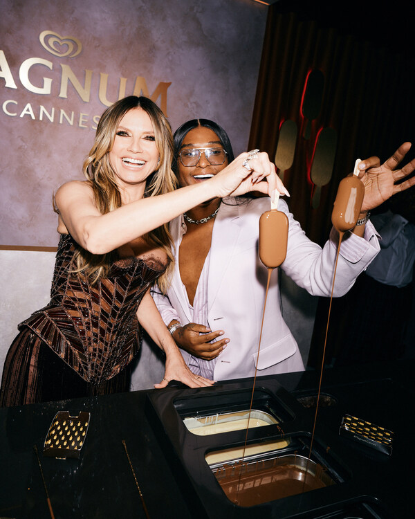 House of Magnum ®的品味建筑师Law Roach和Magnum Muse ® Heidi Klum在戛纳的VIP派对后制作自己的Magnum ® House of Magnum ®的品味建筑师Law Roach和Magnum Muse ® Heidi Klum在戛纳的VIP派对后制作自己的Magnum ®
