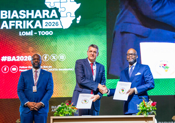 (L-R) Rendeavour西非董事长Yomi Ademola ； Rendeavour创始人兼首席执行官Stephen Jennings ；以及AfCFTA Secretariat秘书长H.E. Wamkele Mene在多哥洛美举行的非洲大陆自由贸易区(AfCFTA) Secretariat与Rendeavour合作签约仪式上。 该合作伙伴关系使Rendeavour成为AfCFTA首个非洲工业化和贸易基础设施实施合作伙伴。