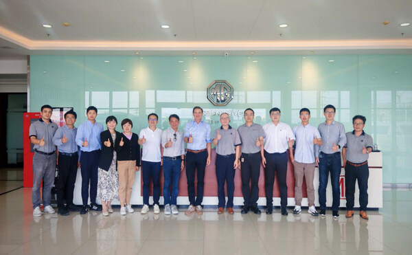 TÜV南德、上汽正大、华域正大、上汽集团创新研究开发总院代表合影 TÜV南德、上汽正大、华域正大、上汽集团创新研究开发总院代表合影