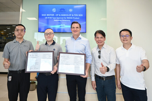 TÜV南德范华德(右三)向上汽正大及华域正大颁发动力电池UN R100型式批准证书 TÜV南德范华德(右三)向上汽正大及华域正大颁发动力电池UN R100型式批准证书