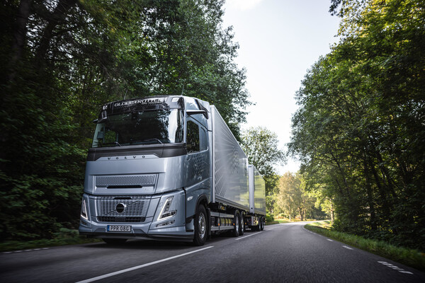 Volvo Trucks is launching the results of a multi-billion SEK investment in technologies that will strengthen its global product offers and competitiveness for years to come: A range of new powertrains to reduce CO2 emissions and accelerate decarbonization. Volvo Trucks is launching the results of a multi-billion SEK investment in technologies that will strengthen its global product offers and competitiveness for years to come: A range of new powertrains to reduce CO2 emissions and accelerate decarbonization.